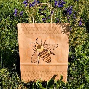Honigverpackung Henkeltragetasche Papier braun „Wabenmuster und Honigbiene“ z. Bsp. für zwei bis 4 Honiggläser, 3 Met oder Whiskey