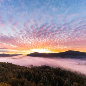 Wolkenspiel, Pfälzer Wald bei Spirelbach am Morgen mit spannenden Wolken