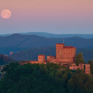 Wonnemond zum Sonnenaufgang an der Burg Trifels