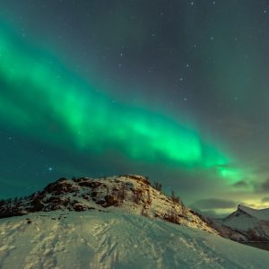 Nordlichter über dem Meer in Senja, Norwegen II