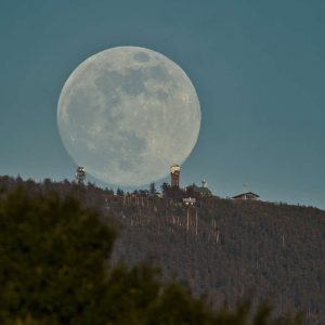 Mondaufgang hinter dem Bismarckturm auf der Hornisgrinde